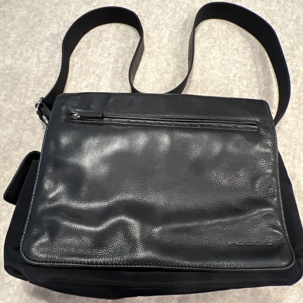 Vtg FOSSIL Leather Crossbody Messenger Flap Bag Black Laptop Business Career Y2K